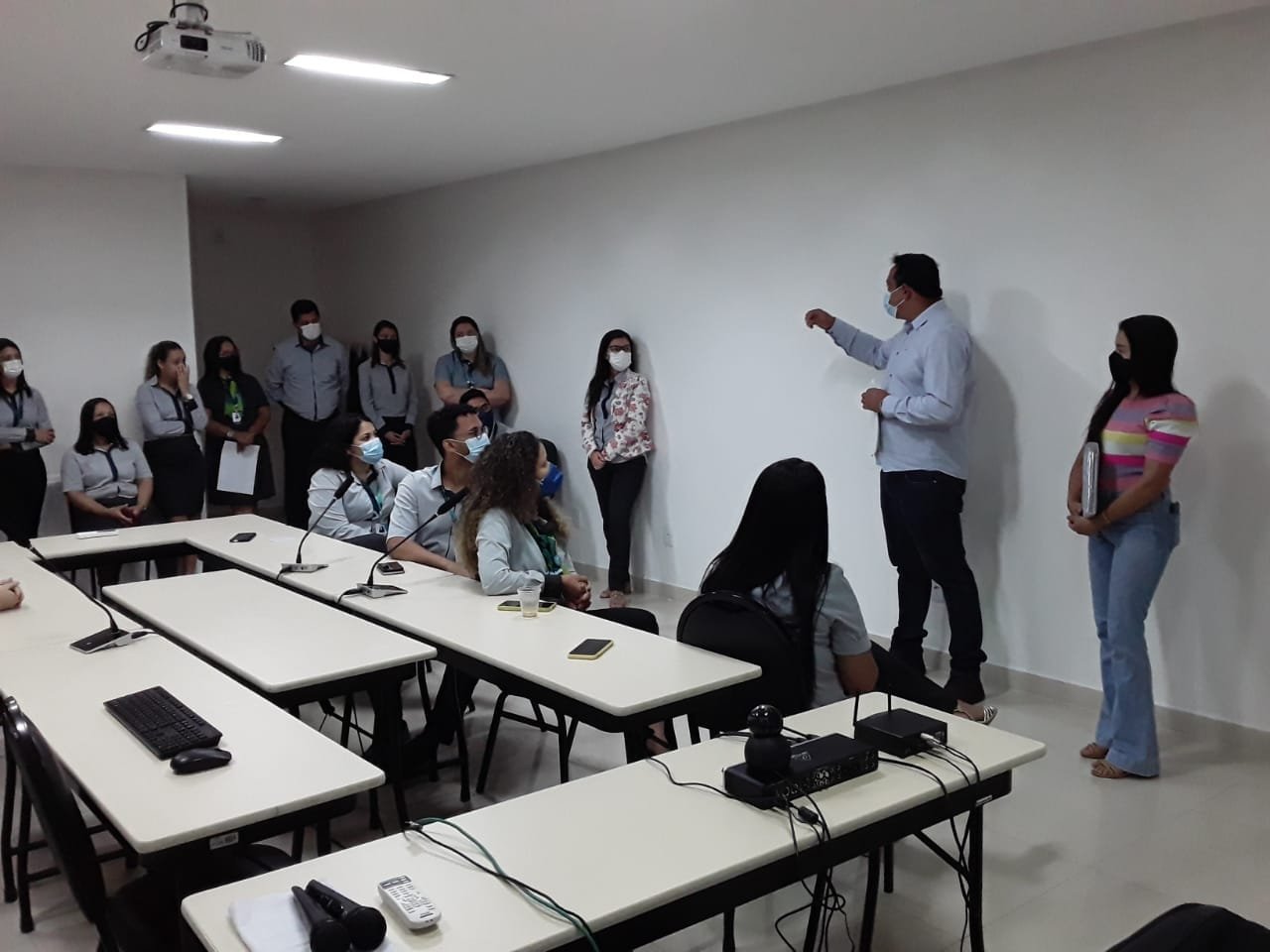 Leia mais sobre o artigo SINTRACOOP REÚNE-SE COM TRABALHADORES DO SICOOB