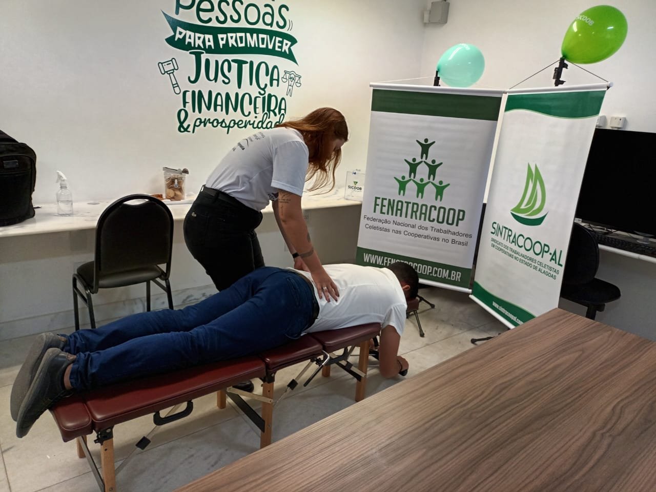 Leia mais sobre o artigo PARCEIRO SINTRACOOP – AL REALIZA SESSÕES DE QUIROPRAXIA EM TRABALHADORES DO SICOOB MACEIÓ
